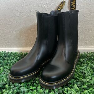 Dr. Martens 2976 HI SMOOTH LEATHER CHELSEA BOOTS